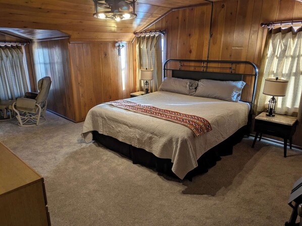4 bedrooms, iron/ironing board, free WiFi, bed sheets
