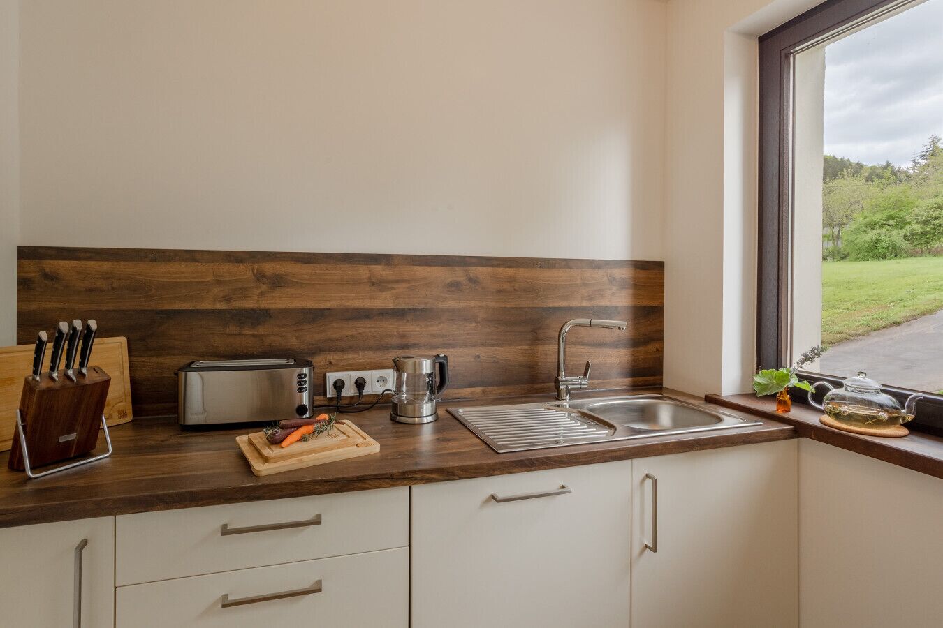 Frigorífico, horno, placa de cocina y lavavajillas