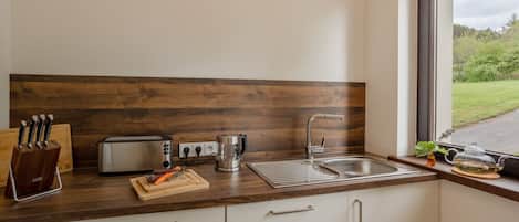 Frigorífico, horno, placa de cocina y lavavajillas