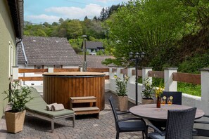 Outdoor dining - Hunter's Lodge Adventure | Hot Tub I Wild Views (Gerolstein)