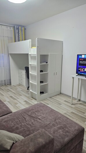 Iron/ironing board, WiFi, bed sheets