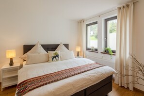 1 bedroom, desk, travel cot, free WiFi - Hunter's Lodge Escape | Rustic Style I Nature Views (Gerolstein)