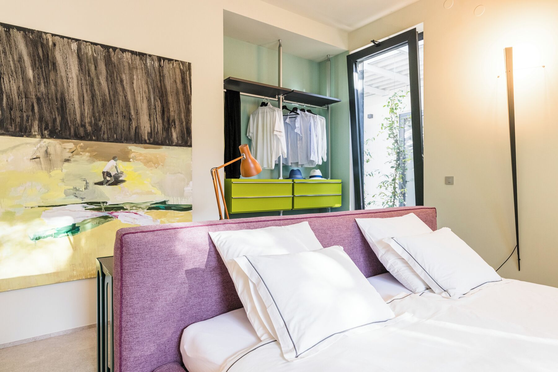 4 bedrooms, iron/ironing board, internet, bed sheets