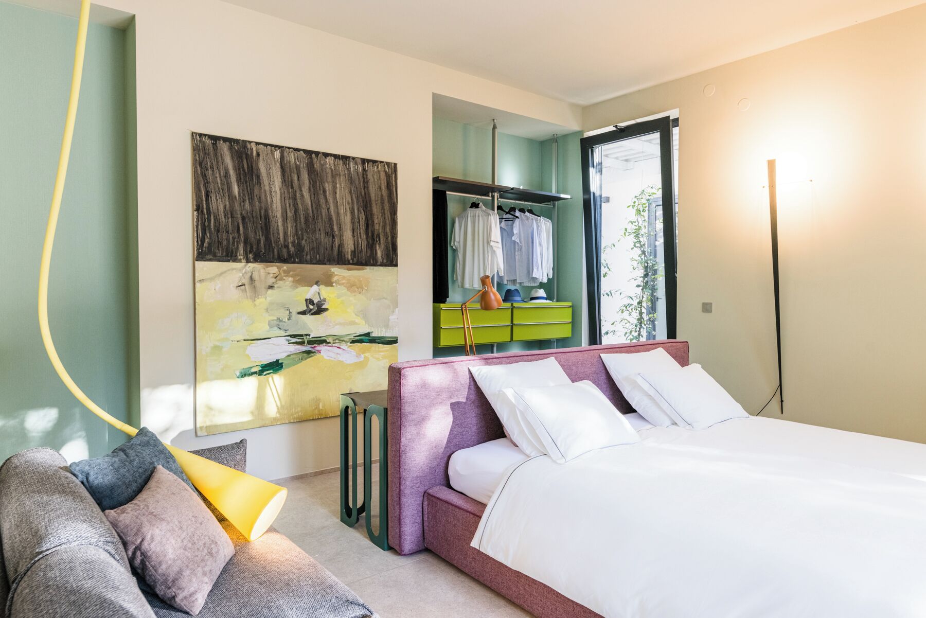 4 bedrooms, iron/ironing board, internet, bed sheets