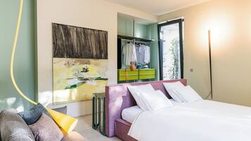4 bedrooms, iron/ironing board, internet, bed sheets