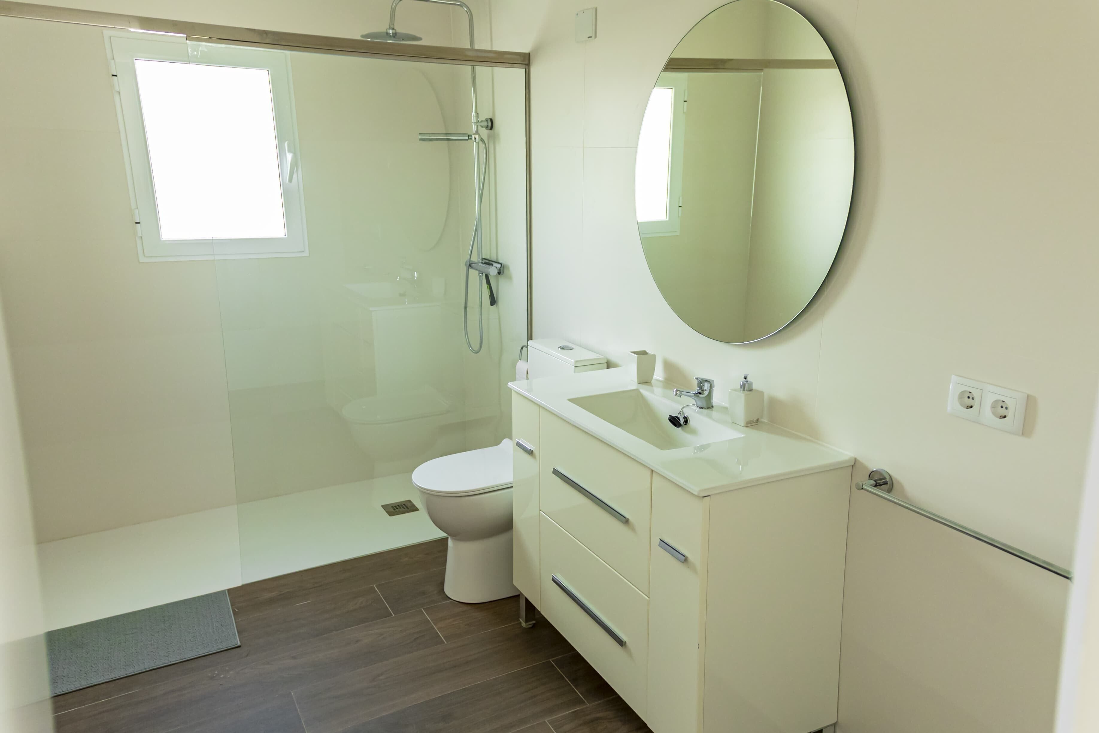 Een douche, een haardroger, handdoeken