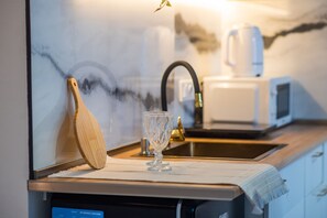 Studio, Courtyard View | Private kitchen | Mini-fridge, microwave, stovetop, cookware/dishes/utensils - HB apartments Chitadze (Tbilisi)