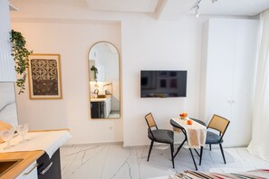 Studio, uitzicht op binnenplaats | Dineren