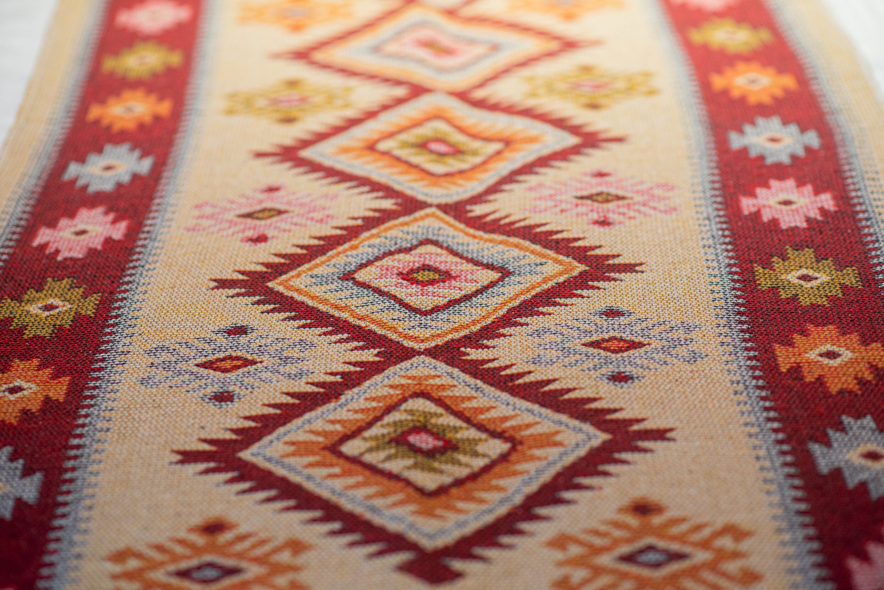 Un gros plan d’un tissu à motifs présentant des dessins géométriques.