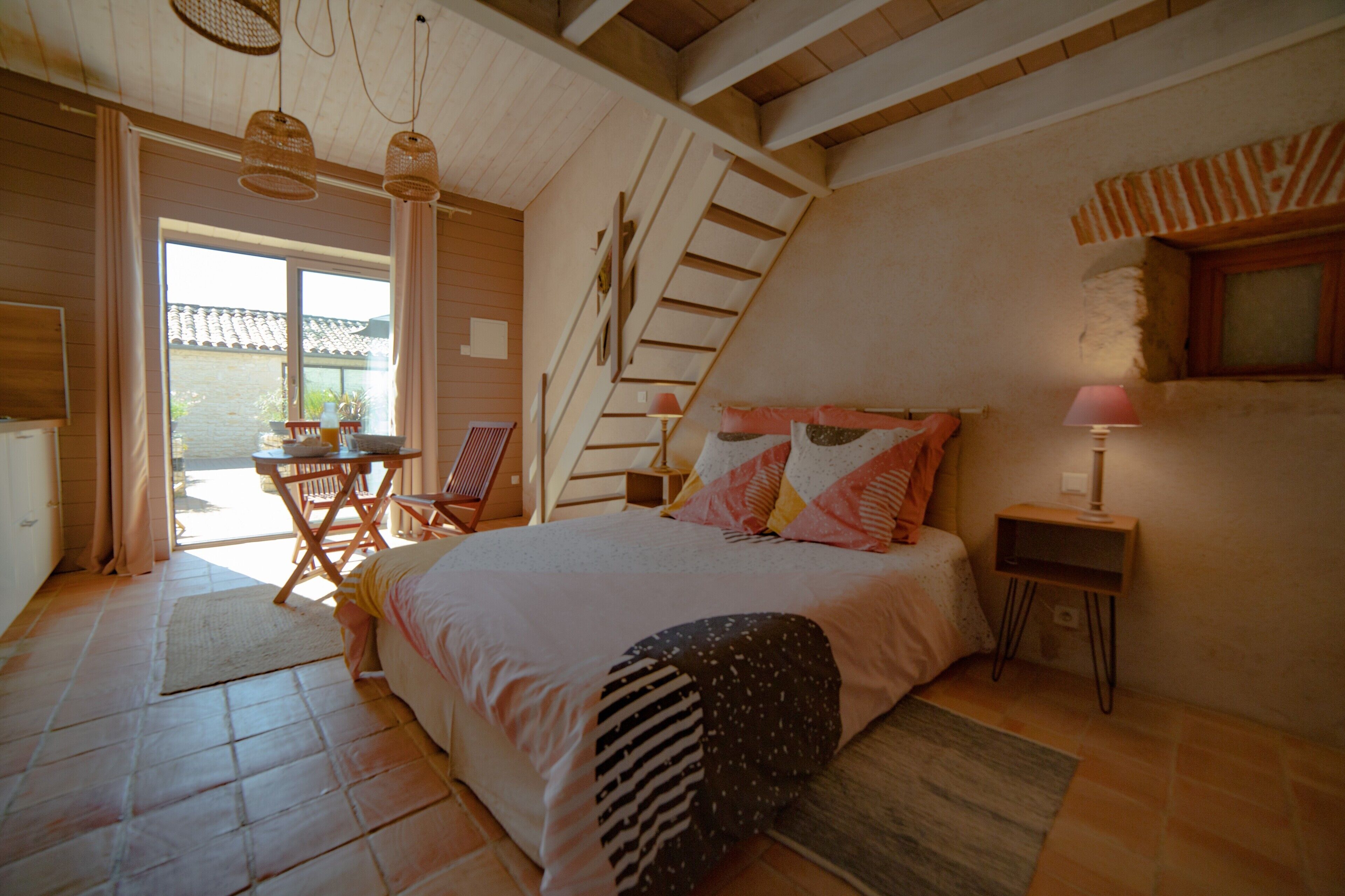 6 bedrooms, iron/ironing board, WiFi, bed sheets