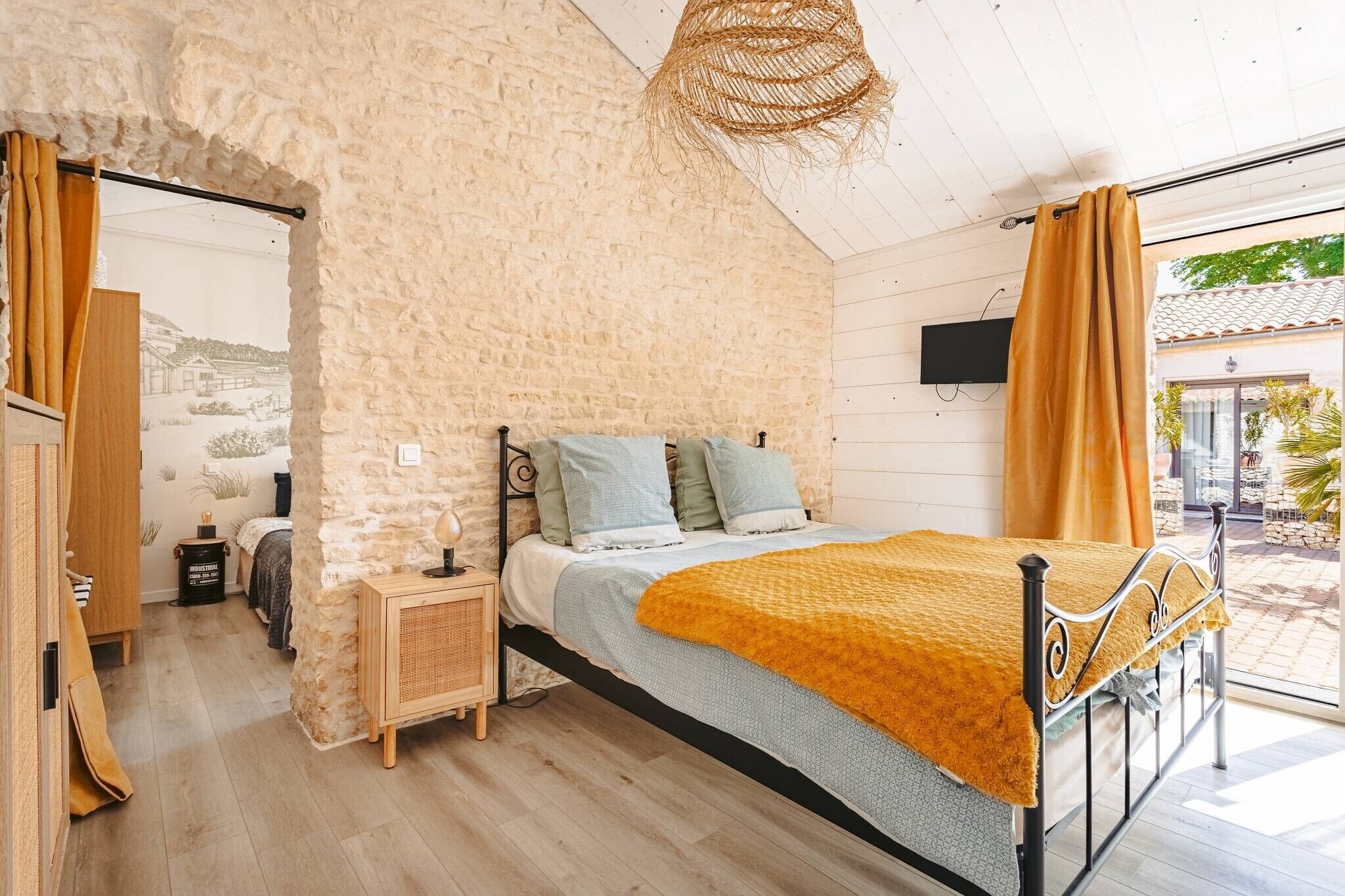 6 bedrooms, iron/ironing board, WiFi, bed sheets