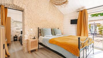 6 bedrooms, iron/ironing board, WiFi, bed sheets