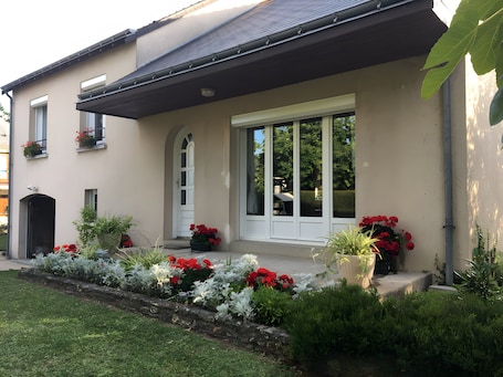 Exterior detail. Bed and Breakfast 'Chambre Bleue' with Shared Terrace, Shared Garden and Wi-Fi