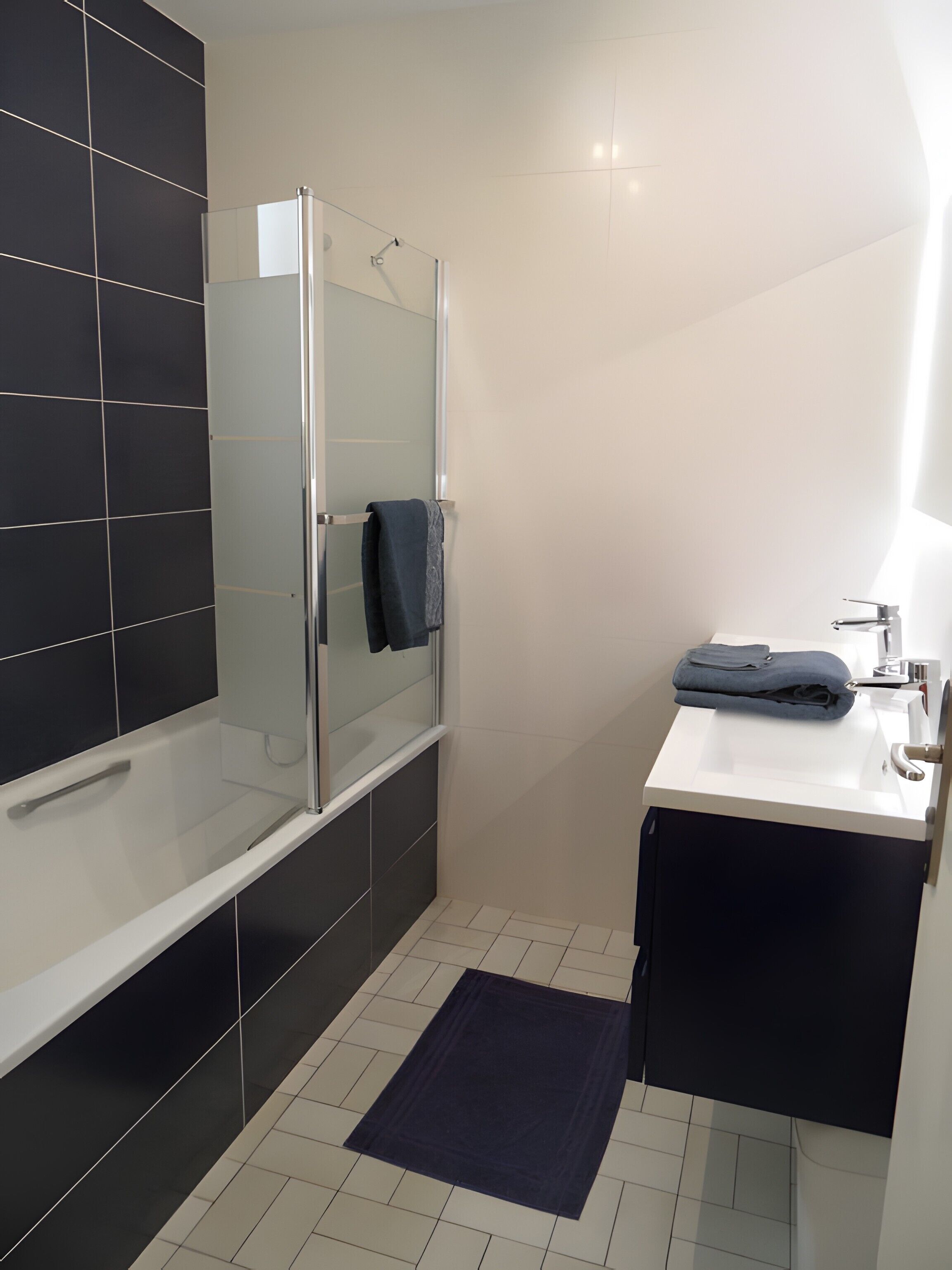 Een douche, een haardroger, handdoeken