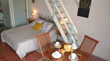 1 slaapkamer, een strijkplank/strijkijzer, wifi, beddengoed