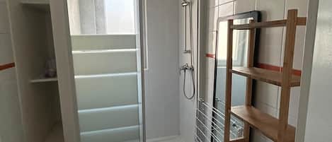 Secadora de cabello, toallas, jabón, papel de baño