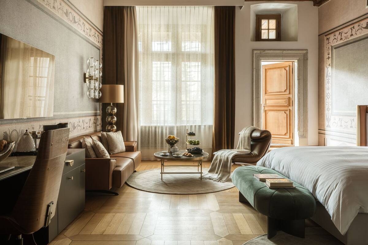 Junior Suite with Balcony Courtyard View | 高級寢具、迷你吧贈品、房內夾萬、手提電腦工作空間