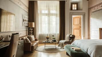 Junior Suite with Balcony Courtyard View | 高級寝具、ミニバーのアイテム (無料)、セーフティボックス (室内)、ノートパソコン用作業スペース