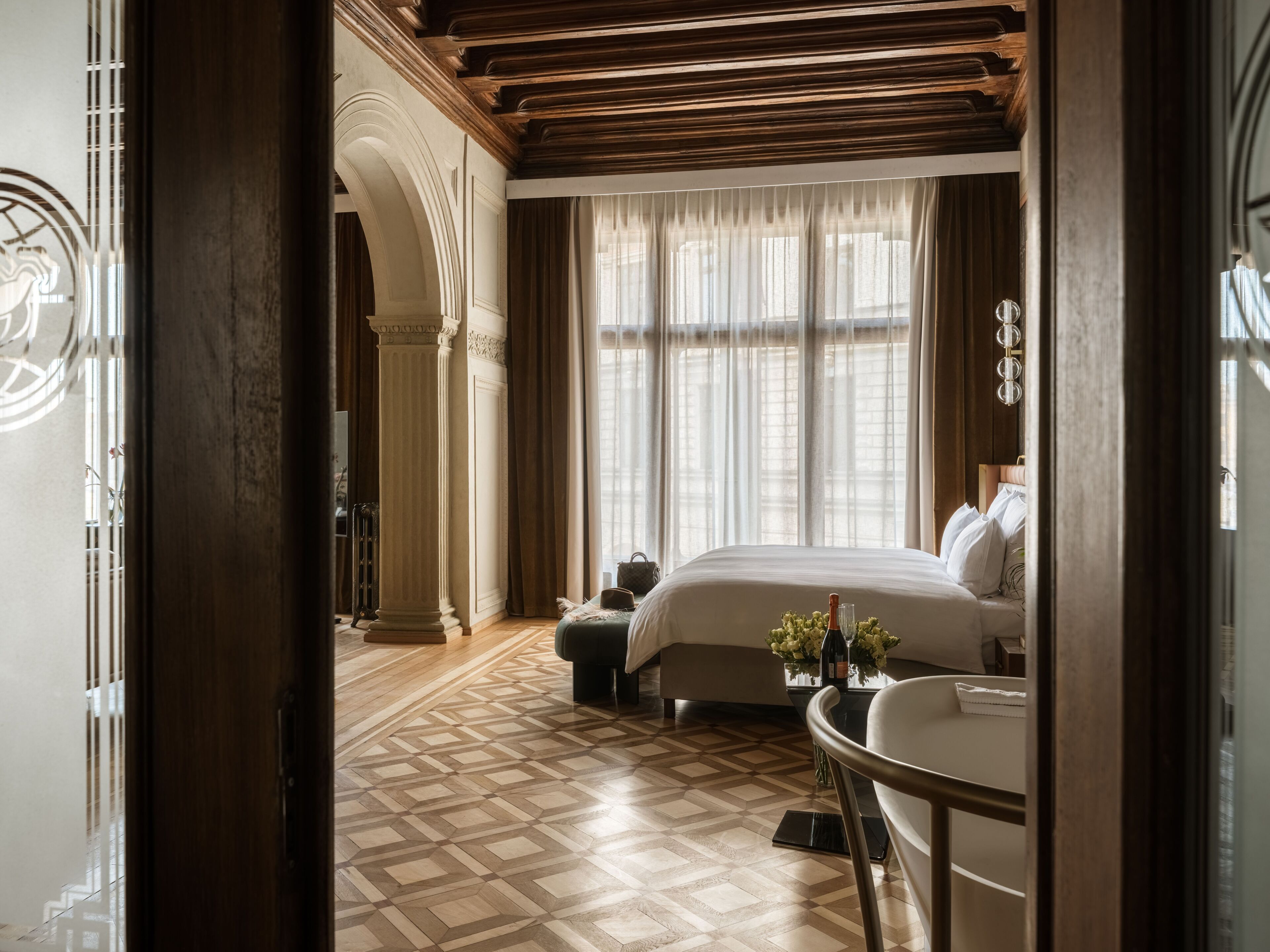 Arcade Suite | Premium bedding, free minibar items, in-room safe, laptop workspace