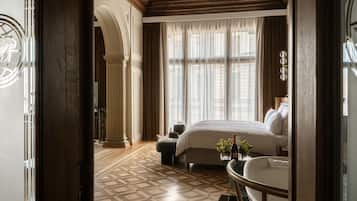 Arcade Suite | Premium bedding, free minibar items, in-room safe, laptop workspace