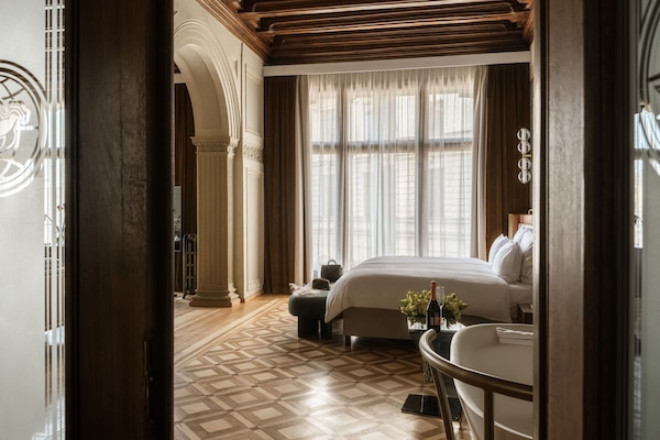 Premium bedding, free minibar items, in-room safe, laptop workspace