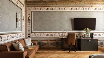 Junior Suite with Courtyard View | Premium bedding, free minibar items, in-room safe, laptop workspace
