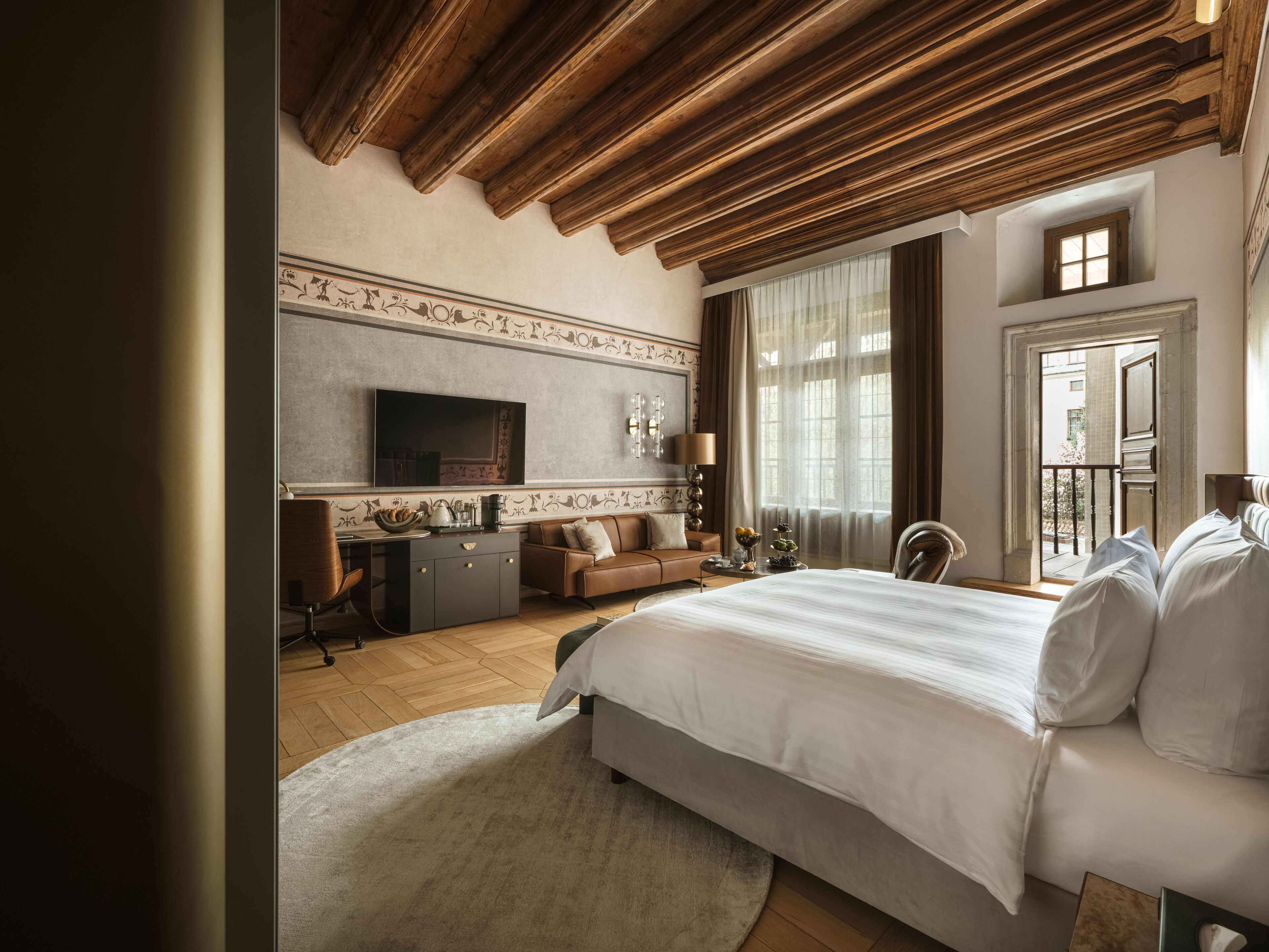 Junior Suite with Balcony Courtyard View | 高档床上用品、免费迷你吧物品、客房内保险箱、笔记本电脑工作区