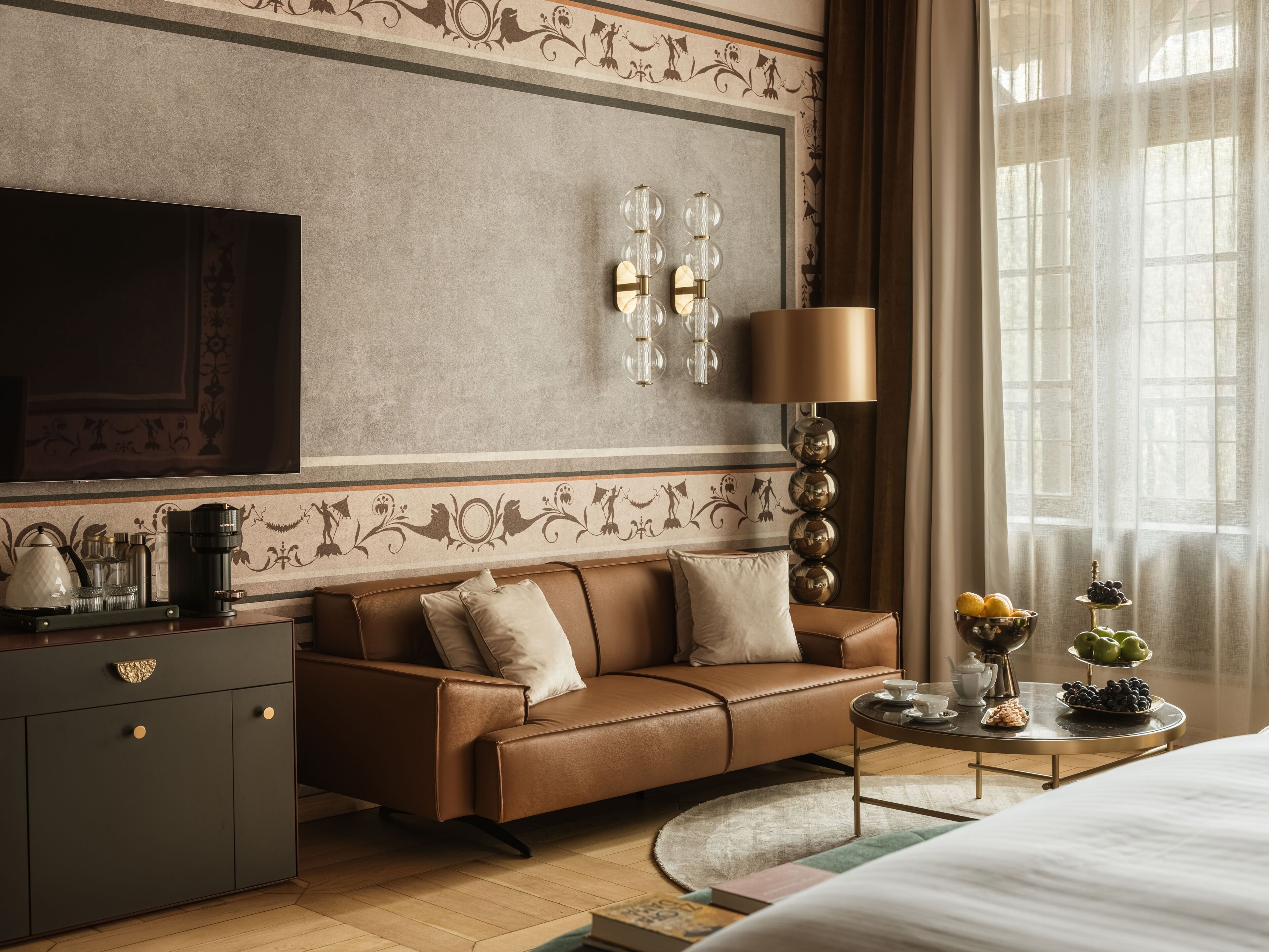 Junior Suite with Balcony Courtyard View | 高档床上用品、免费迷你吧物品、客房内保险箱、笔记本电脑工作区