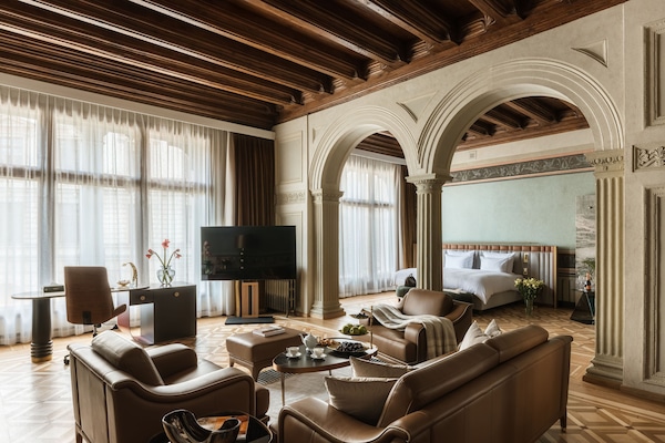 Arcade Suite | Sala de estar | Smart TV de 65 pulgadas con canales por cable