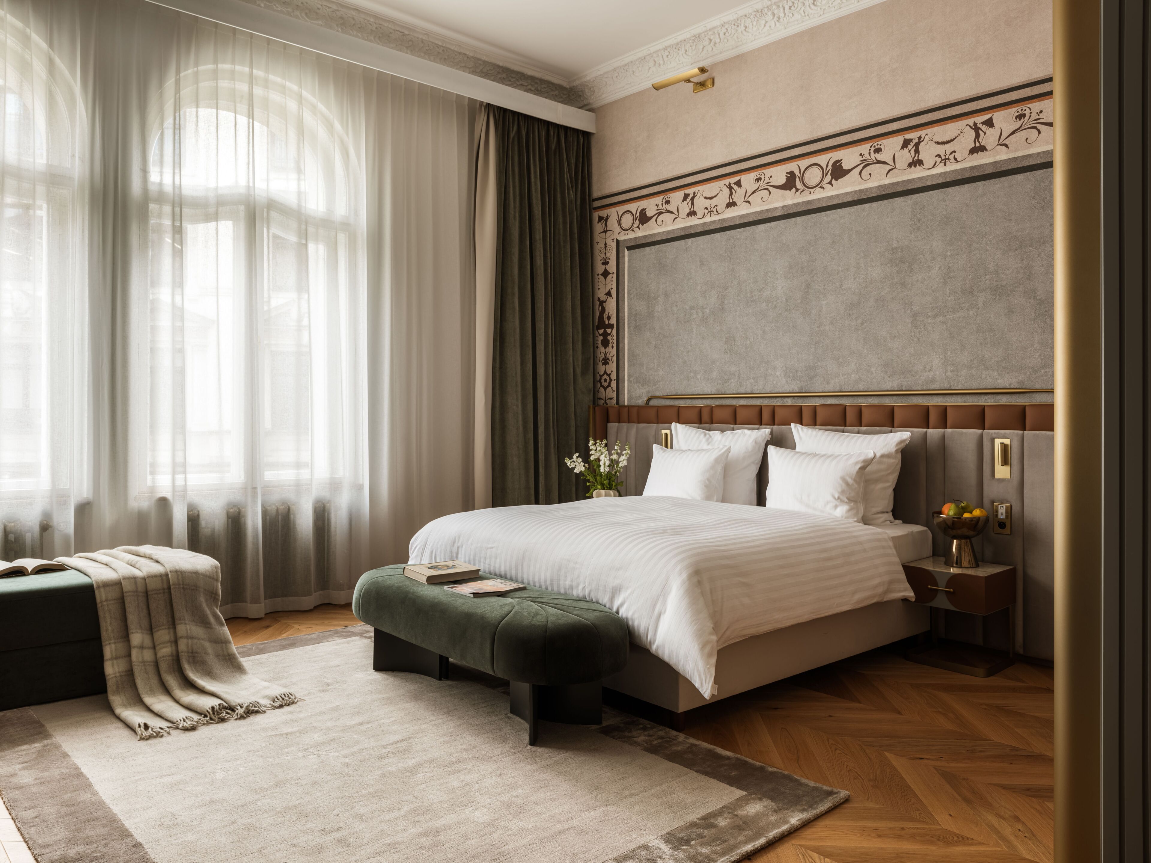 Grand Premier Market Square View | Premium bedding, free minibar items, in-room safe, laptop workspace