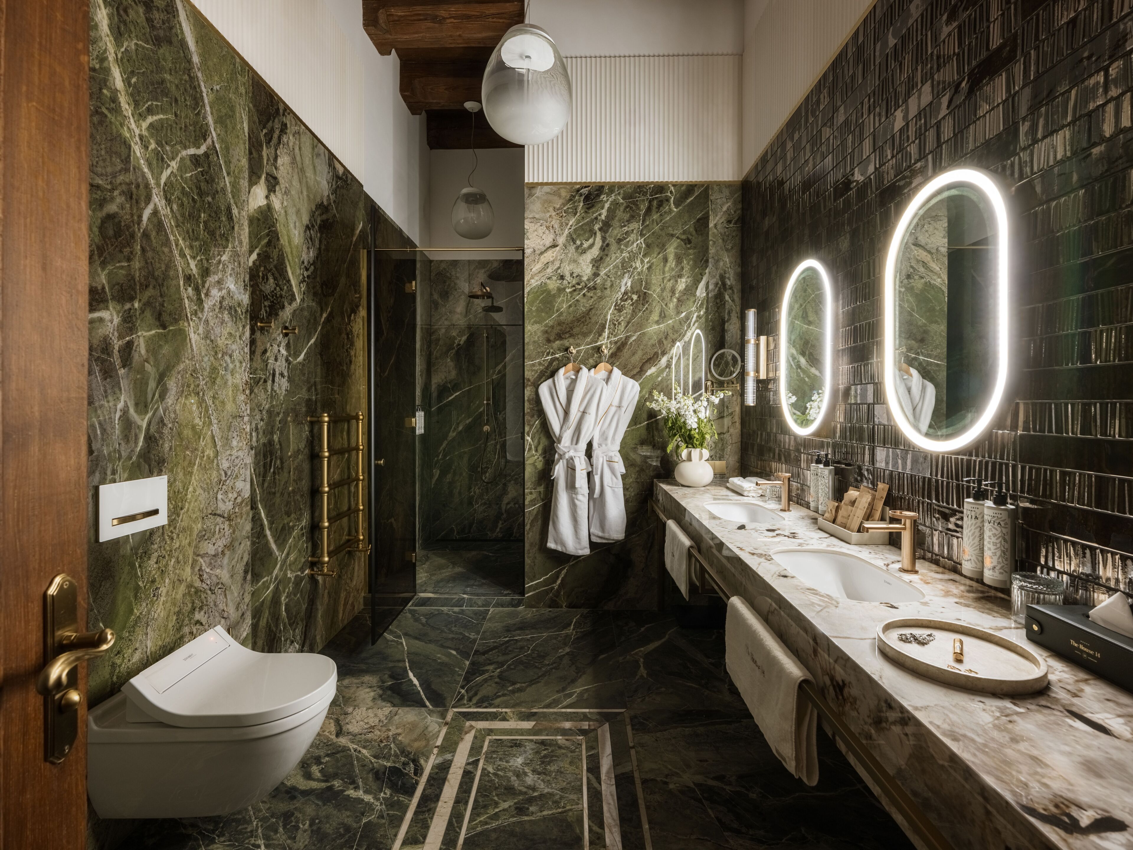 Suite superior | Bany | Assecador de cabells, barnussos, sabatilles i bidet 