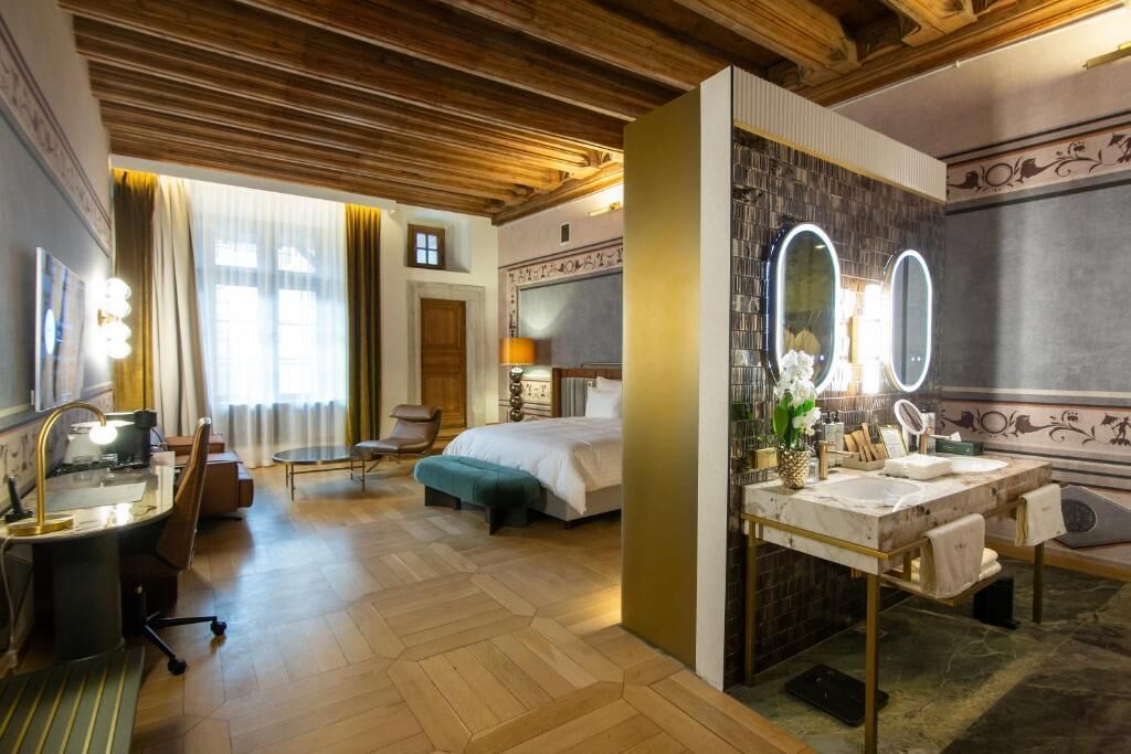 Premium bedding, free minibar items, in-room safe, laptop workspace