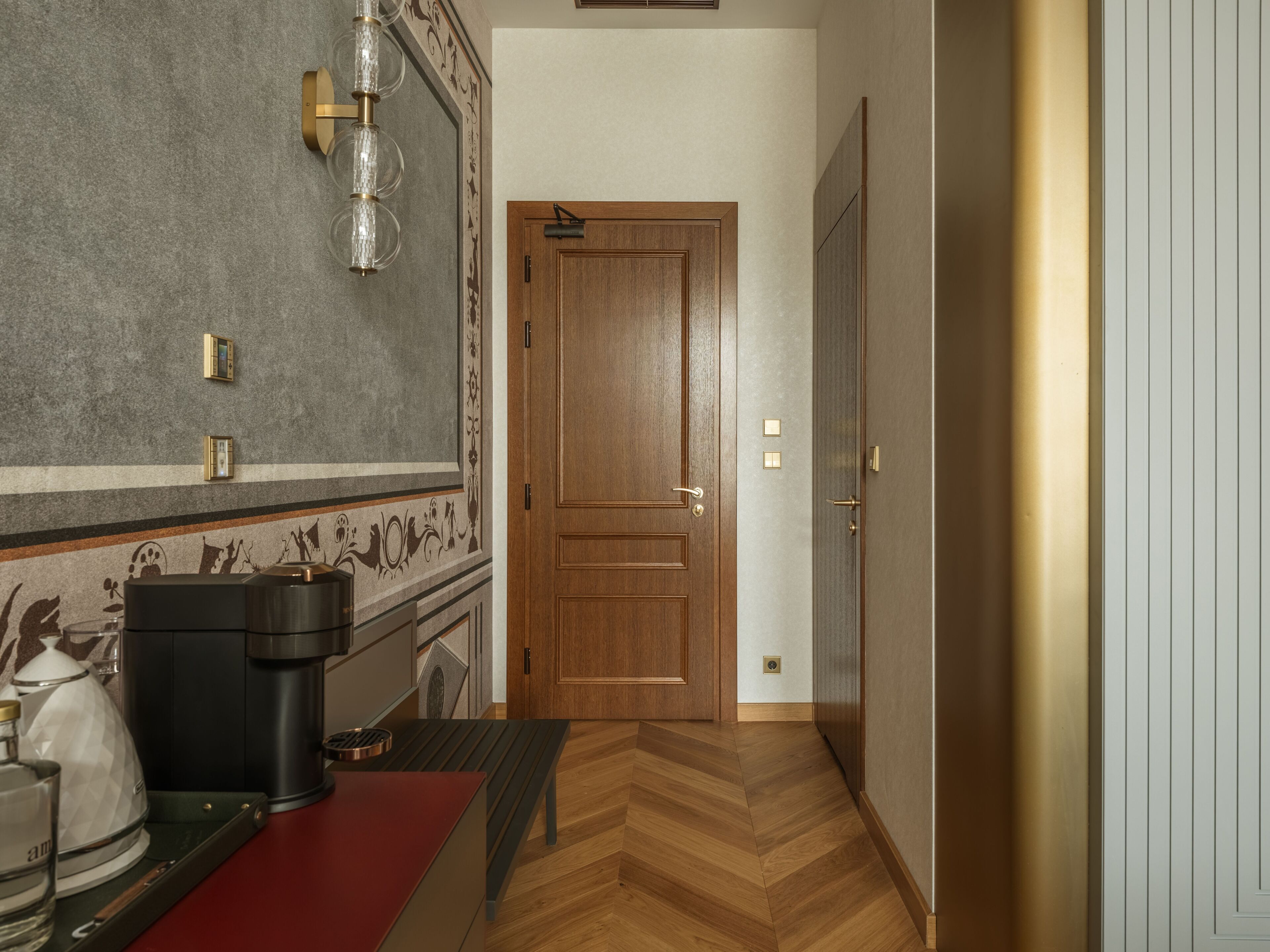 Deluxe King Courtyard View | Premium bedding, free minibar items, in-room safe, laptop workspace