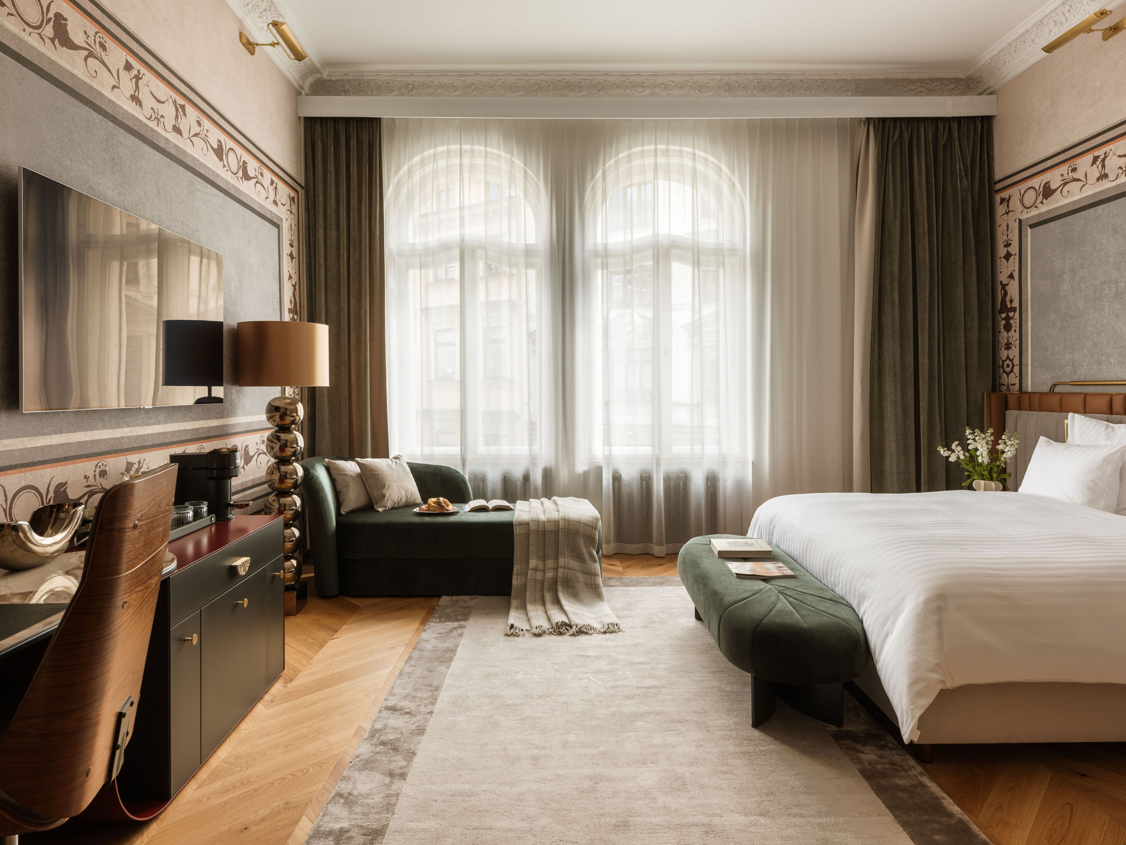 Grand Premier Market Square View | Premium bedding, free minibar items, in-room safe, laptop workspace
