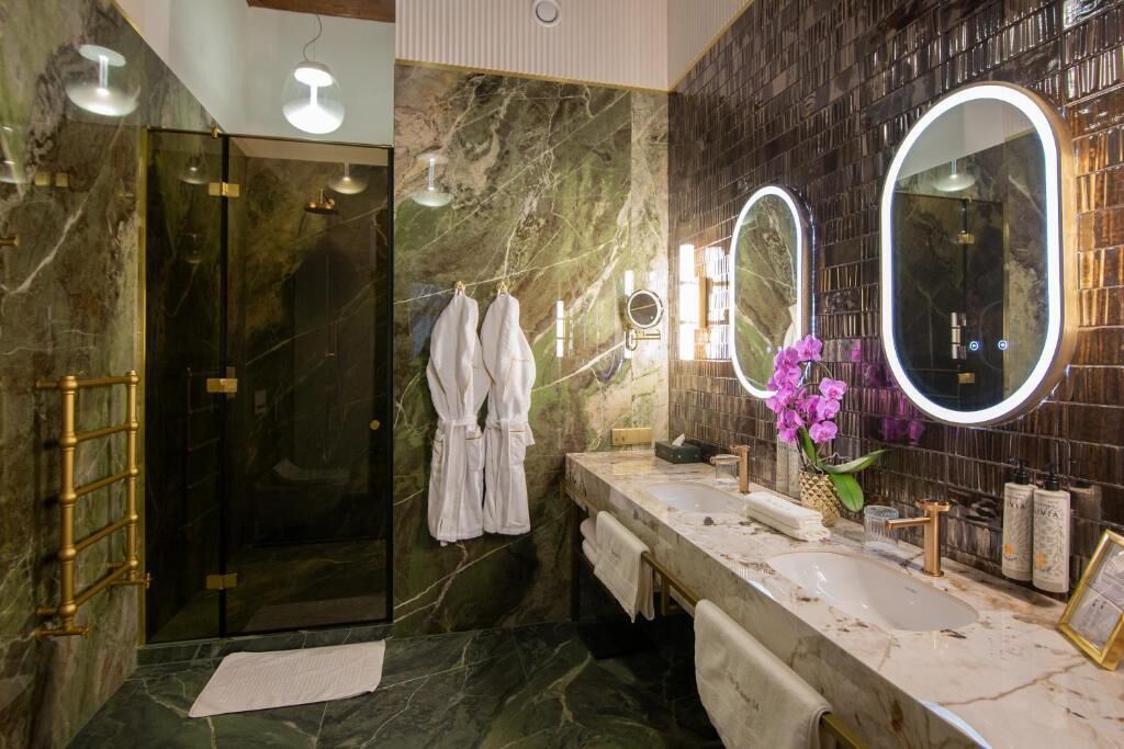 Superior Suite, City View | Bathroom | Hair dryer, bathrobes, slippers, bidet