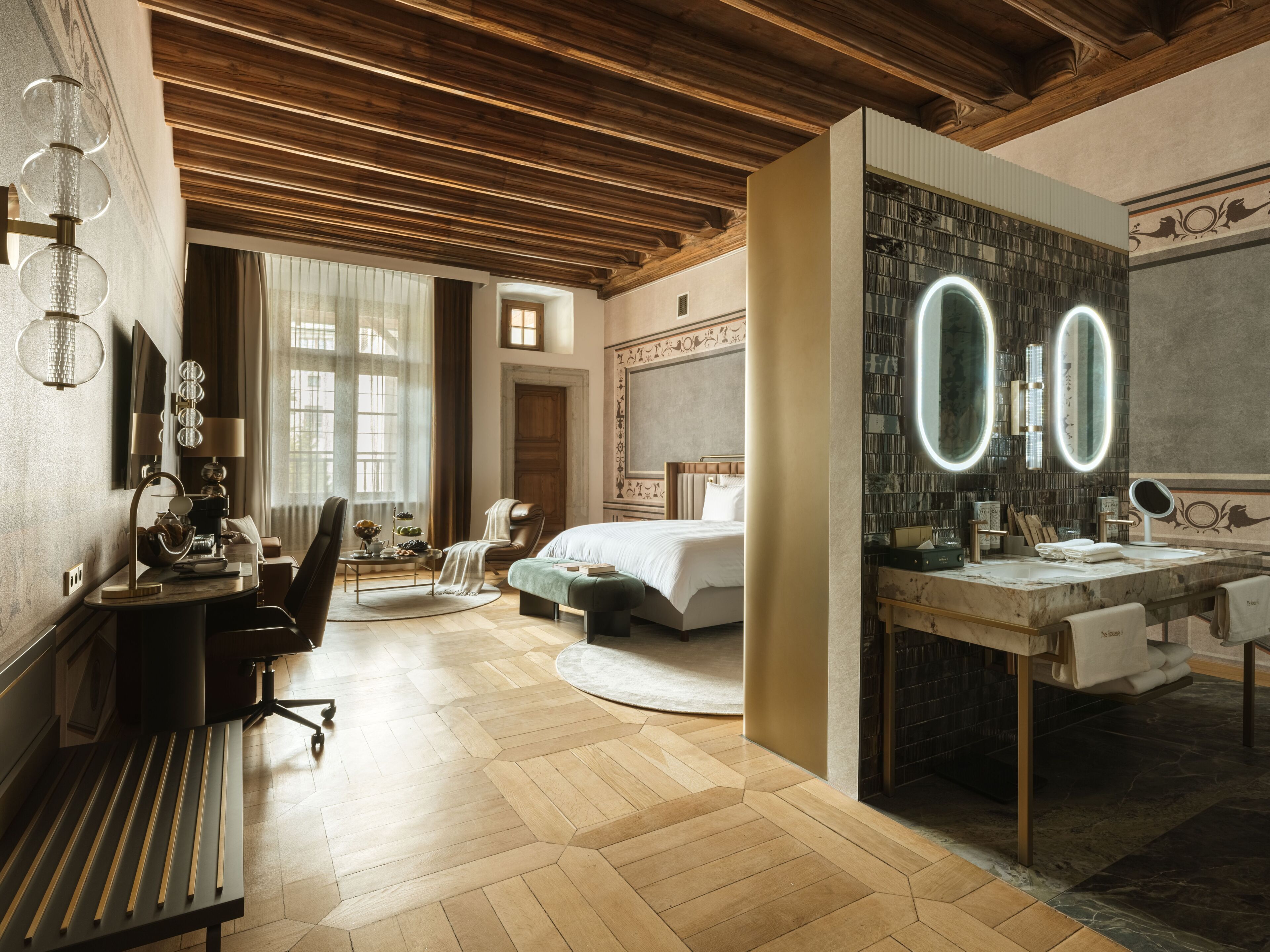 Junior Suite with Balcony Courtyard View | Hochwertige Bettwaren, Minibar (mit einigen kostenlosen Artikeln)