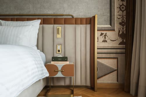 Deluxe King Courtyard View | Premium bedding, free minibar items, in-room safe, laptop workspace