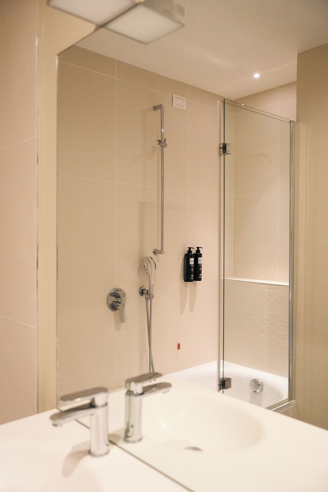 Un baño con bañera, ducha y lavamanos.