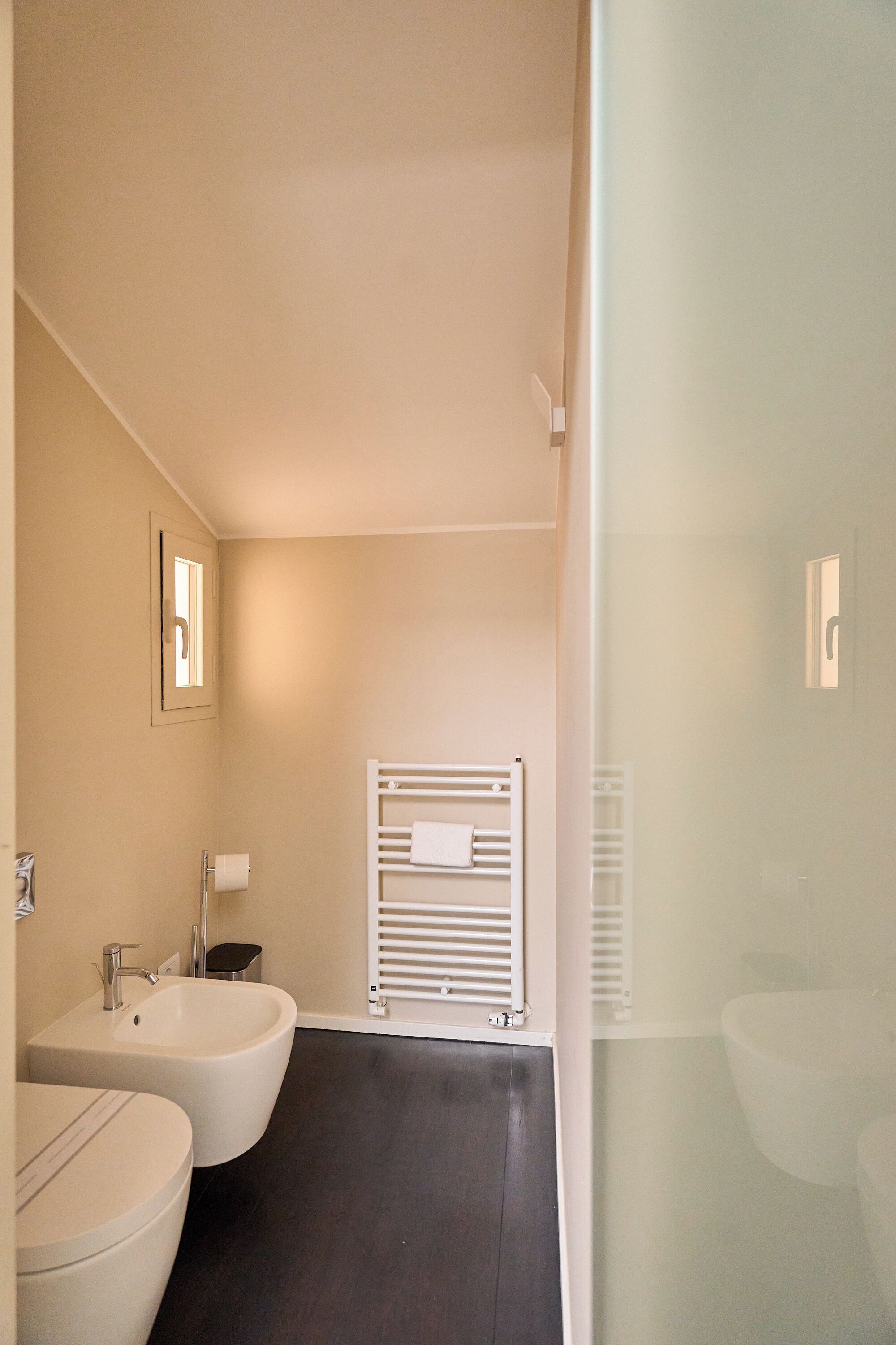 Un baño moderno con bañera, inodoro y zona de ducha.