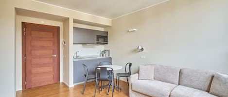 Departamento estándar | Cocina privada | Refrigerador, microondas, parrilla de estufa y utensilios de cocina