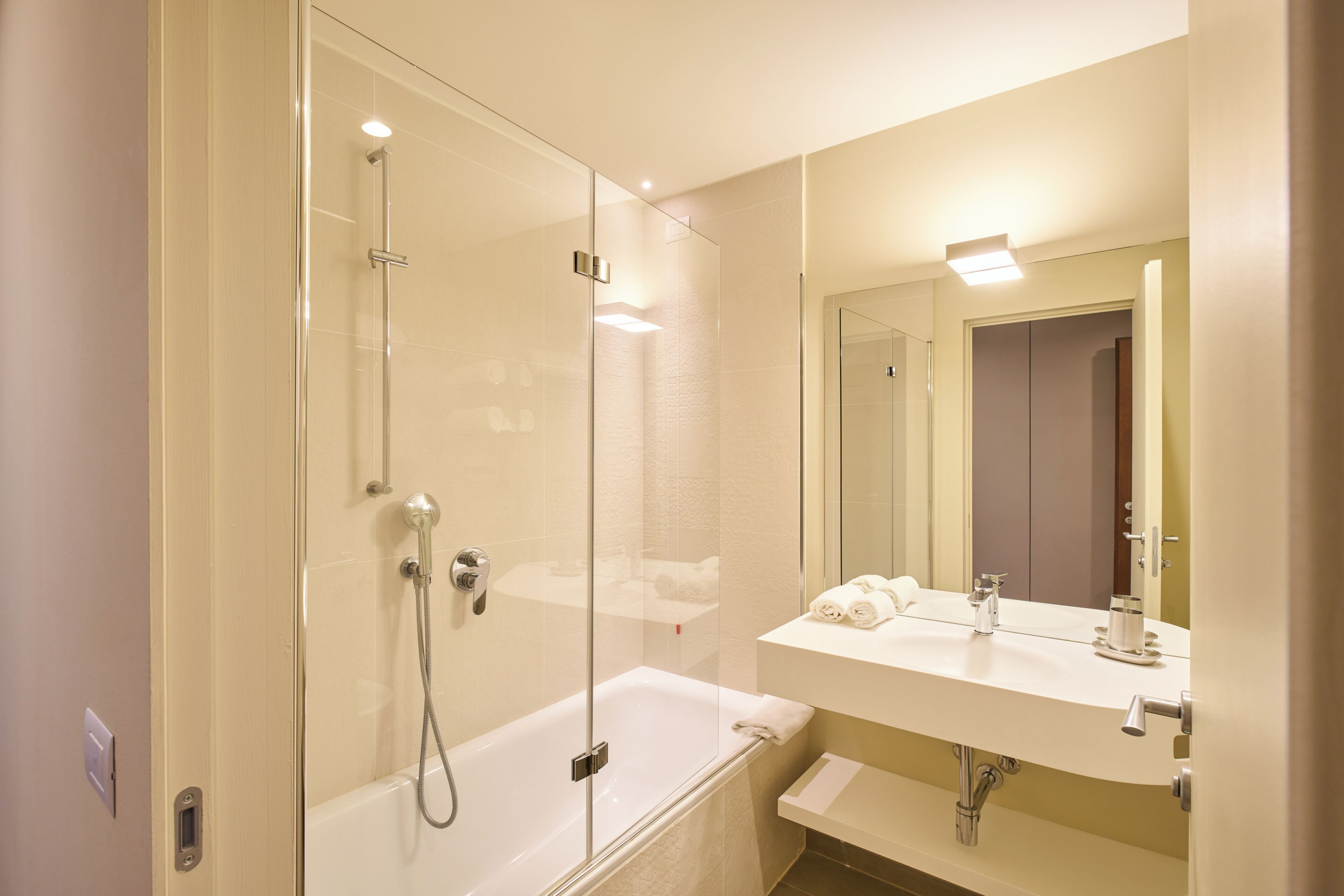 Junior-Apartment | Badezimmer | Dusche, kostenlose Toilettenartikel, Haartrockner, Hausschuhe