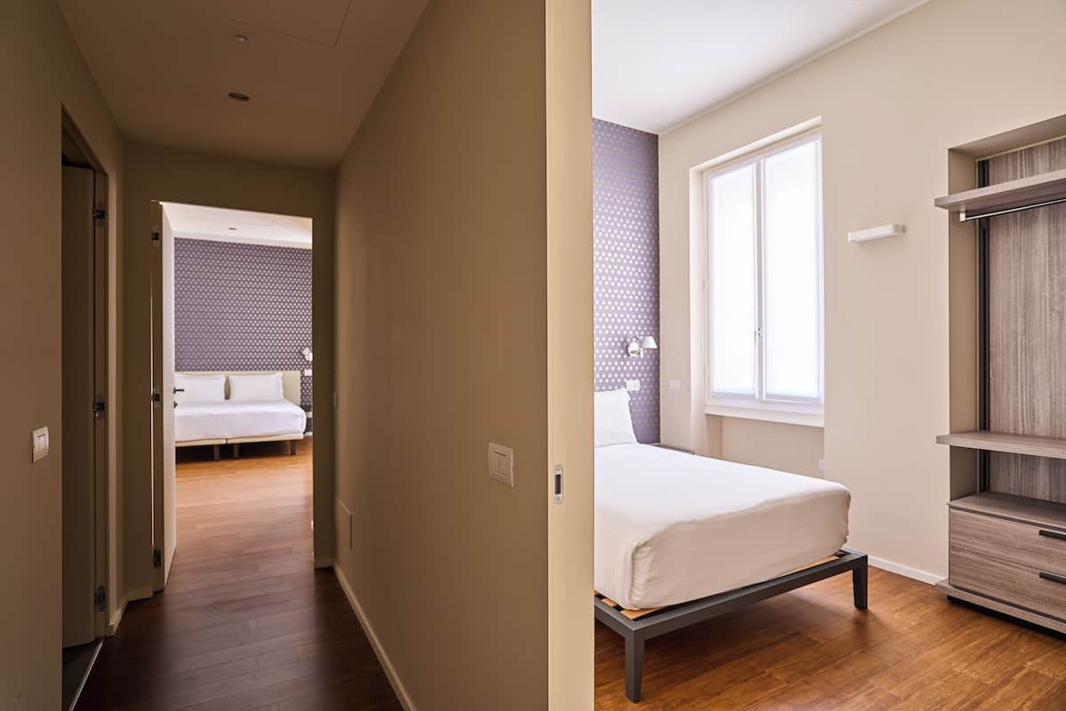 Ropa de cama hipoalergénica y caja de seguridad en la habitación 