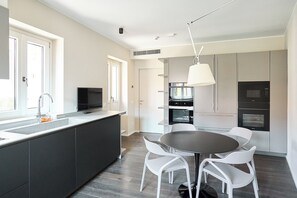 One Bedroom Premier Apartment | 専用キッチン | 冷蔵庫、電子レンジ、コンロ、調理器具と食器