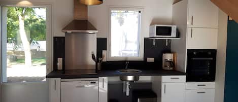Réfrigérateur, micro-ondes, four, plaque de cuisson