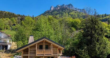 🏡 Chalet cosy avec terrasse – Vue nature à Bluffy, entre lac et montagnes