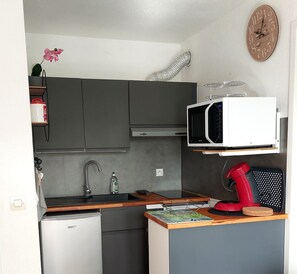 Réfrigérateur, four à micro-ondes, un four, surface de cuisson