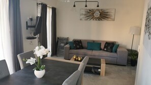 TV - Central Antibes Le Milagro 3-Room Apartment (Antibes)