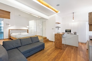 A modern apartment with a bedroom, living area, and kitchen. - Lavagna Central Loft (Lavagna)
