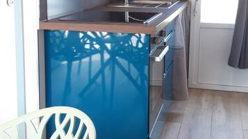 Een koelkast, een magnetron, een oven, een kookplaat