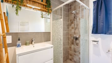 Dusche, Haartrockner, Handtücher